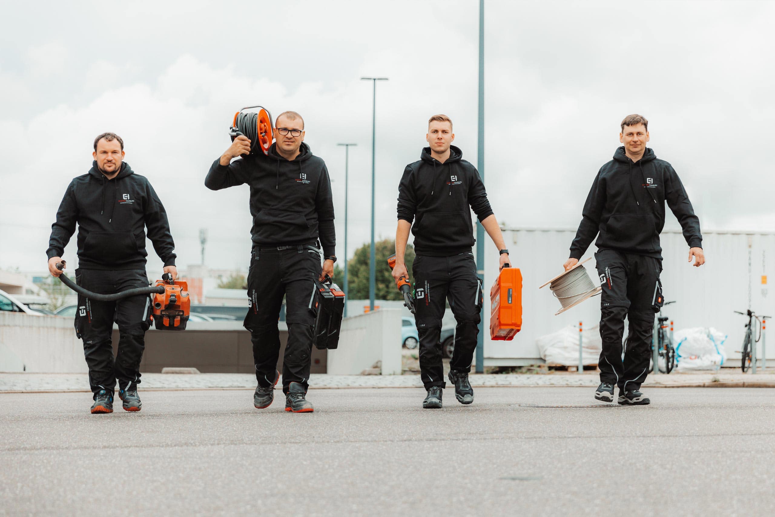 Mitarbeiter laufen in einer reihe und tragen arbeitsmaterial foto von ©jonas radtke